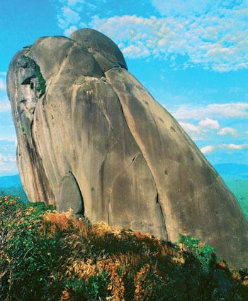 Núi đá bia được công nhận là di sản văn hóa đá